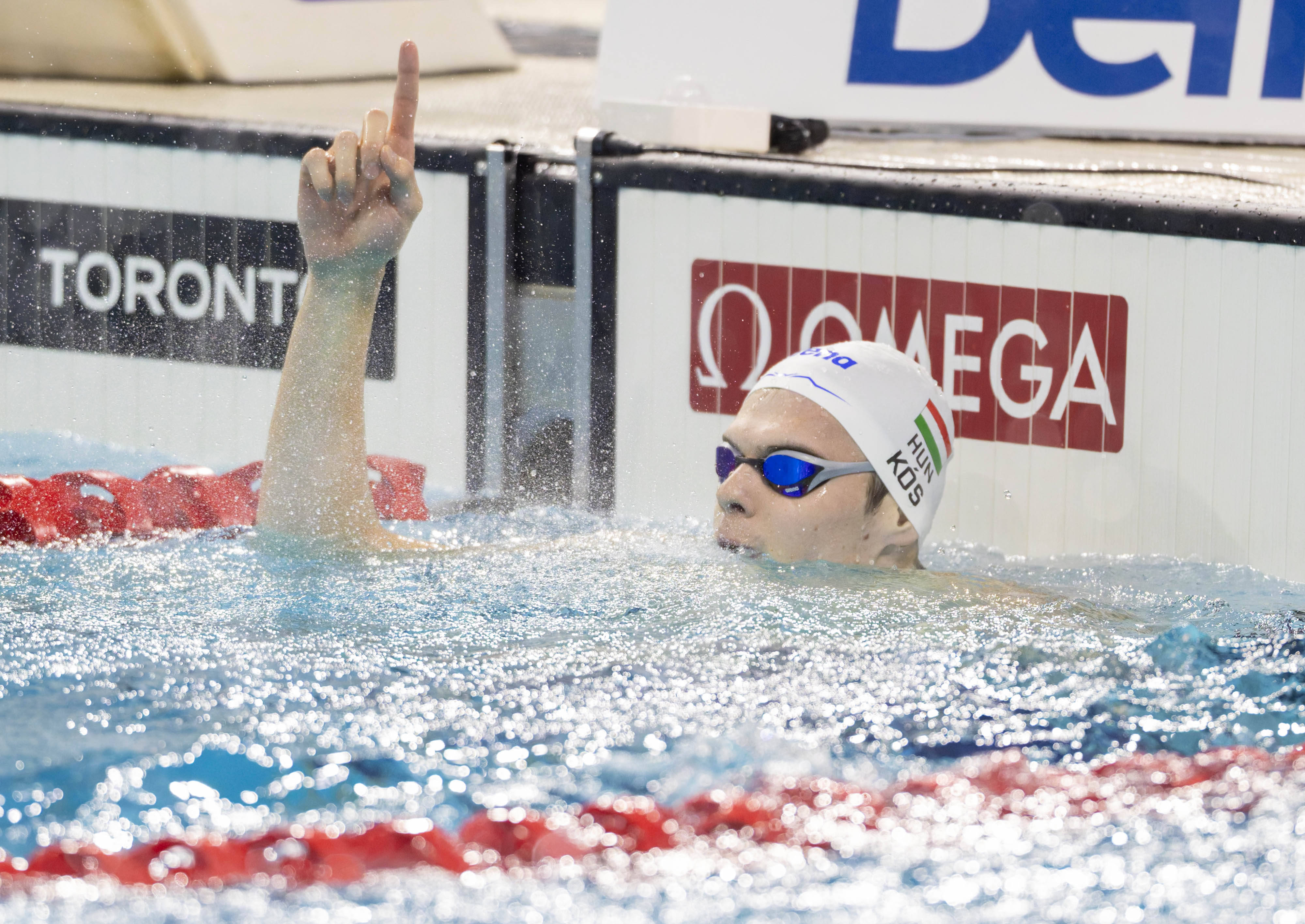 游泳选手刷新世界纪录,震撼全场 游泳选手刷新世界纪录,震撼全场