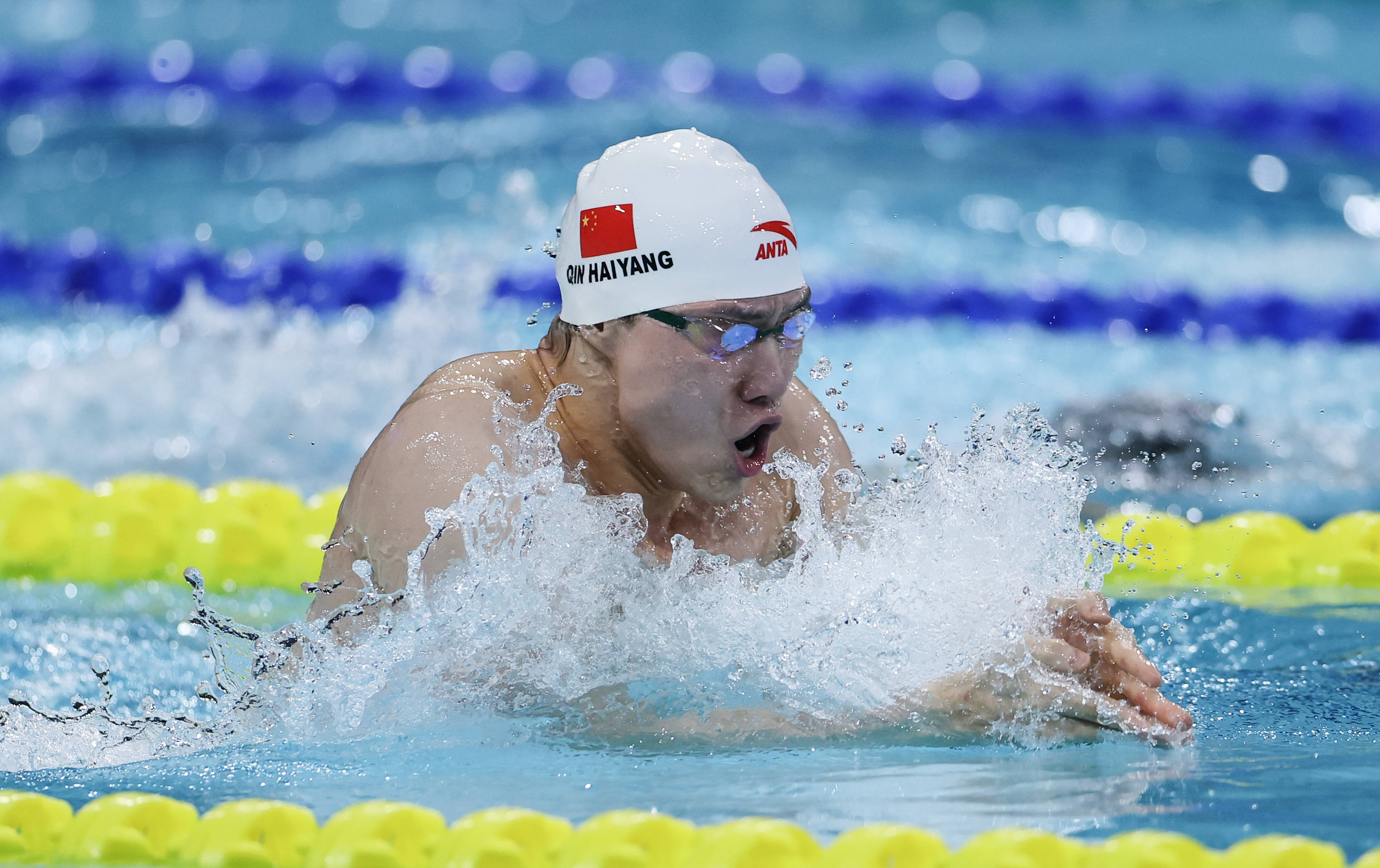 游泳选手刷新世界纪录,震撼全场 游泳选手刷新世界纪录,震撼全场