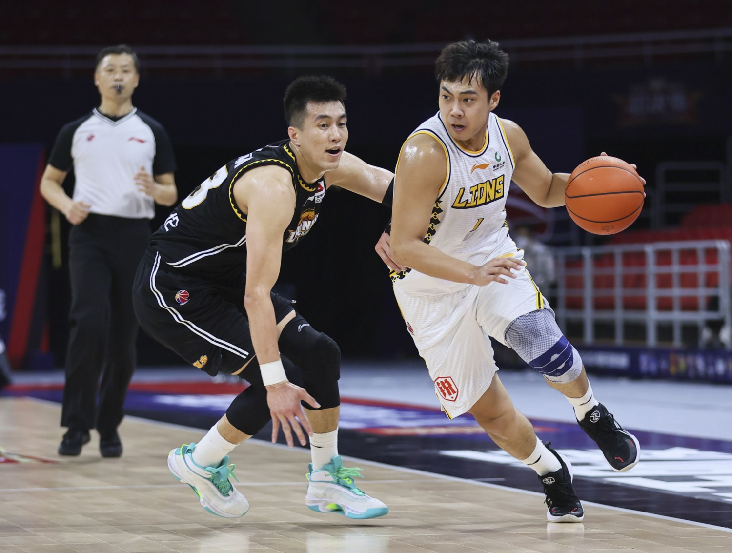 上海队力克天津队，郭艾伦关键制胜