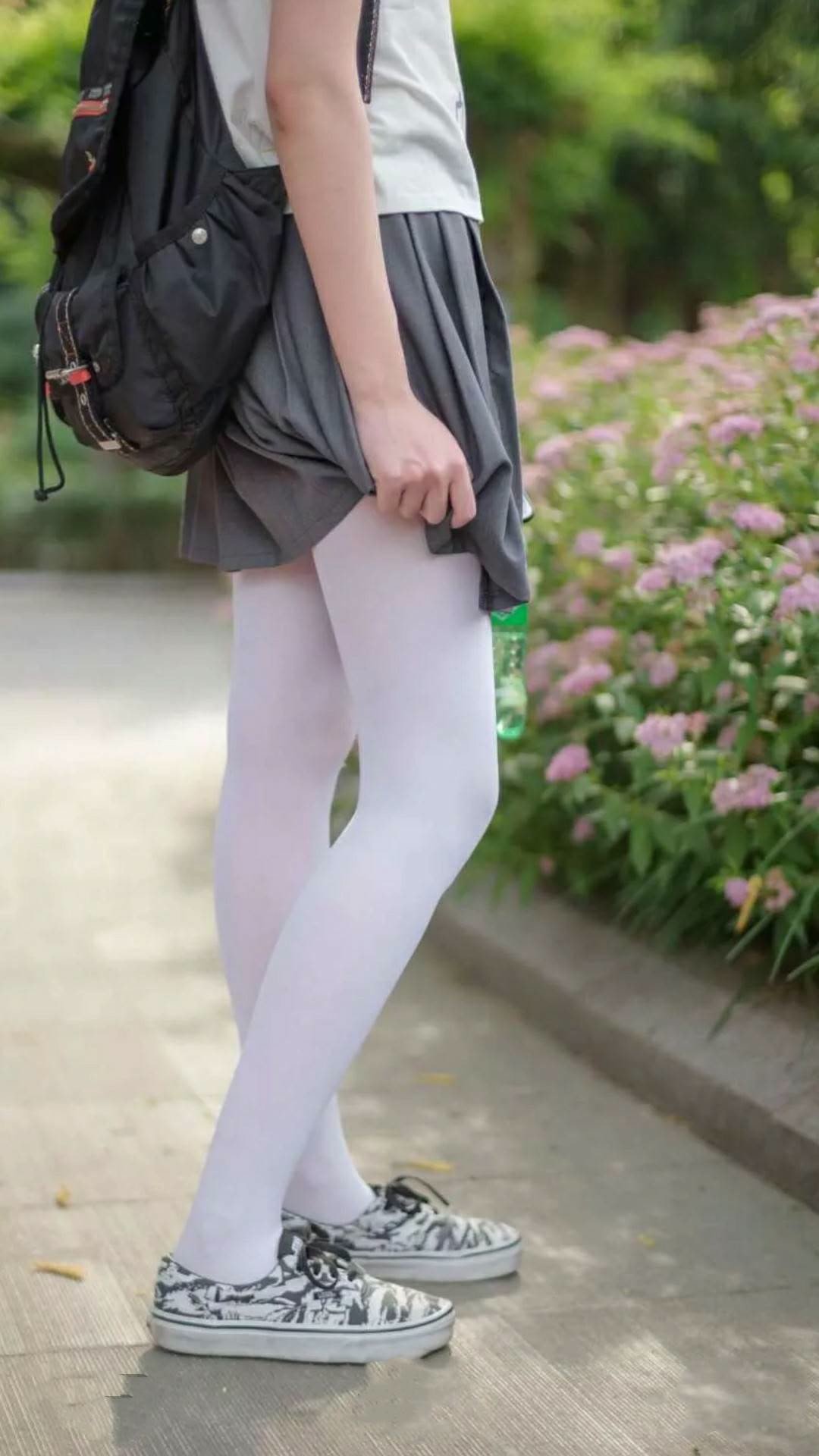 我为你构思了四个不同风格的标题,每个都指向一个独特的叙事角度