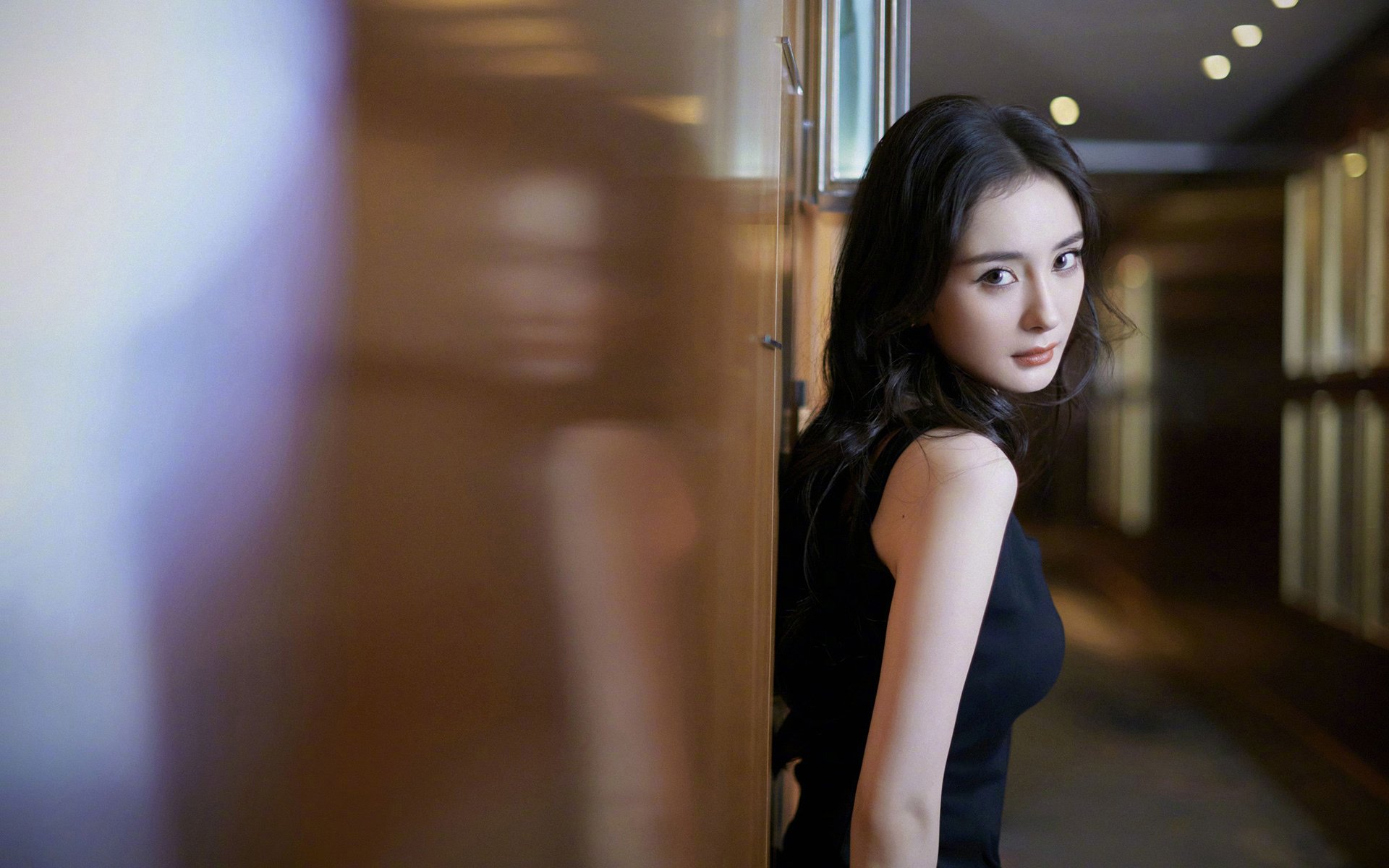 巴林赛道轰鸣，费城车轮飞转，极速与节奏中的稳定哲学